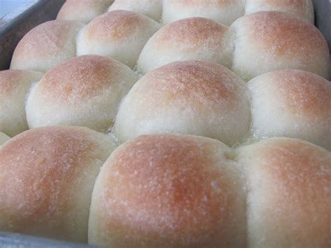 Running Upward: Grandma's Yeast Rolls (...but in the bread machine...sorry Grandma.....)