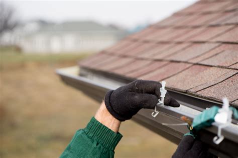 How to Hang Christmas Lights on a High Roof | Christmas Lighting Help