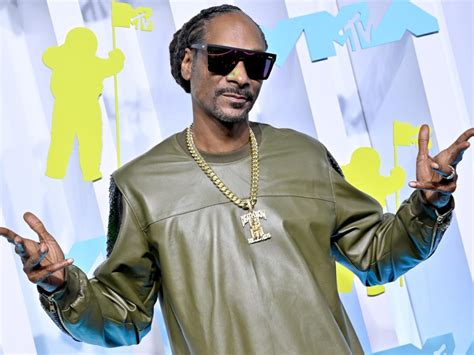 Snoop Dogg Snuggled With His Grandkids While Wearing Matching SKIMS PJs in Rare 3-Generation ...