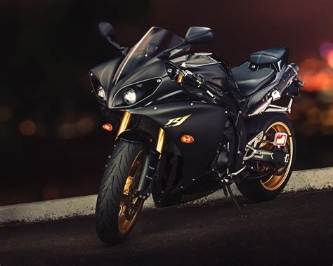 Black Yamaha YZF-R1 1280 x 1024 Wallpaper