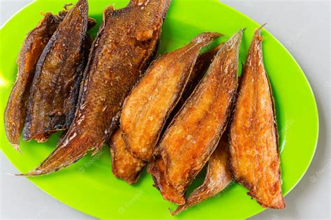 Premium Photo | Fried tonguefishes (indonesian ikan lidah) are flatfish in the family cynoglossidae.