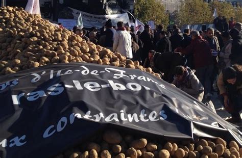 French farmers spread manure on the streets during protest - Agriland.ie