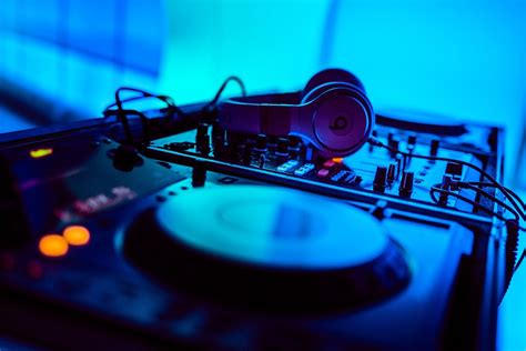 Best DJ Turntables For Beginners - MSpot - The Spot for Musical Instruments & Audio Equipment