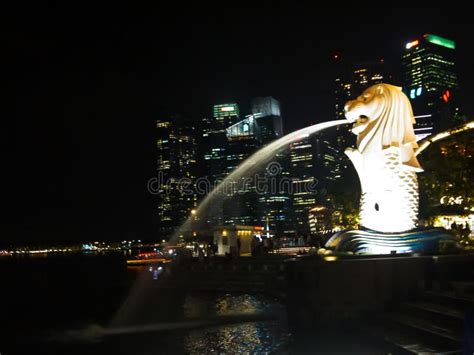 Merlion Statue at Merlion Park beside Marina Bay at Night. Editorial Stock Image - Image of ...