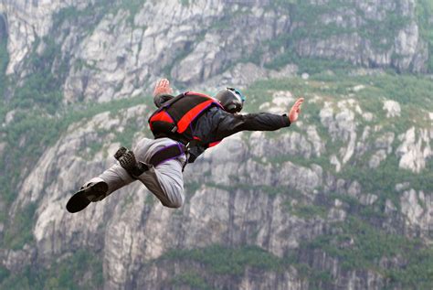 Skydiving vs BASE Jumping: The Differences & Insanities