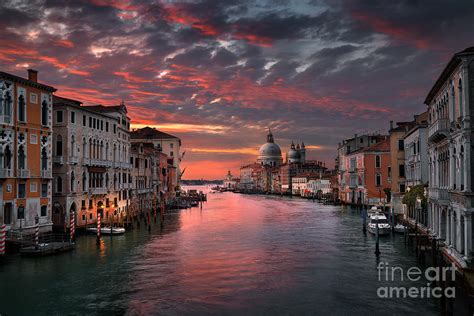 Sunset Over Venice, Italy by İlhan Eroglu