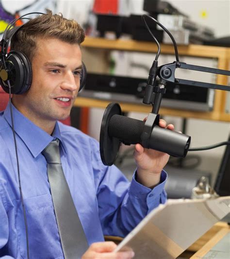 How do I Become a Radio Broadcaster? (with pictures)