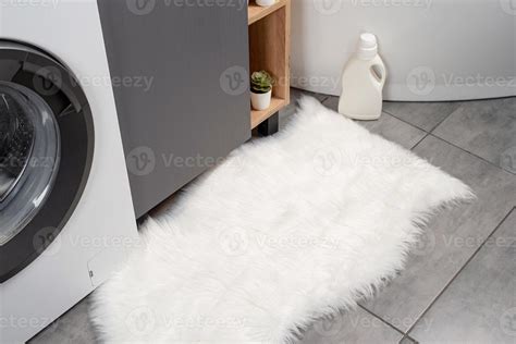 fluffy white rug in ordinary bathroom, mockup design 15274641 Stock ...