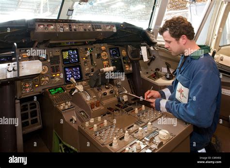 Boeing 757 cockpit & technician Stock Photo - Alamy