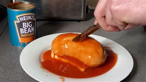 Giant baked bean created with two tins of Heinz goes viral | Lifestyle | Independent TV