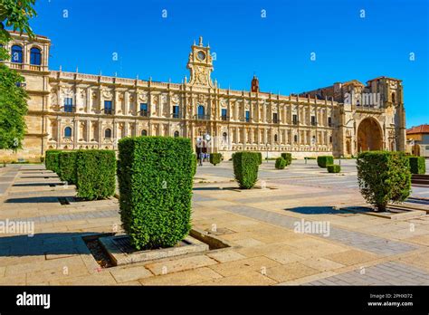 Parador de Leon building in Spanish town Leon Stock Photo - Alamy