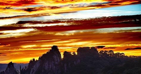 Watch Huangshan Sunrise While Hiking the Yellow Mounatin 2025