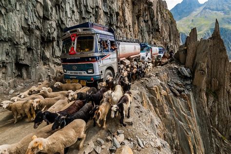 16 Dangerous Roads In India That Are A Driver’s Worst Nightmare - Indiatimes.com