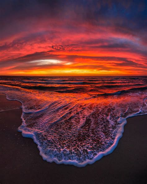 [OC] Amazing sunset colours and swell in South Australia. Let’s just say my shoes got wet ...