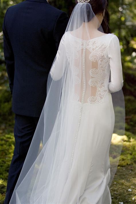 Detailed Look at Bella’s Wedding Dress + New Stills! - Twilight Series Theories