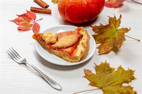 Beautiful pumpkin pie and star anise. Top view - Creative Commons Bilder