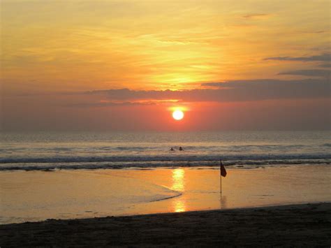 Foto-foto Perjalanan: Sunset di Pantai Kuta & Legian