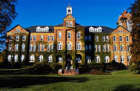 Saint Anselm College in New Hampshire image - Free stock photo - Public Domain photo - CC0 Images