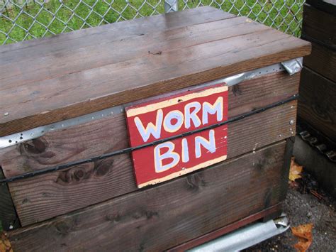 How To Make Your Worm Bin - The Homesteading Hub