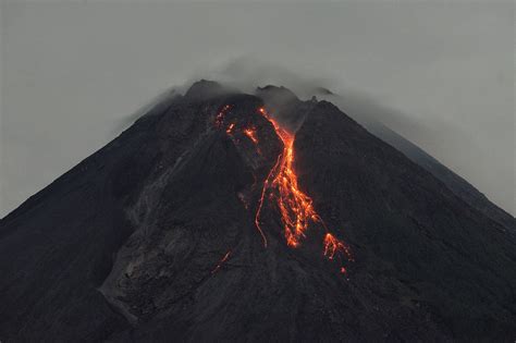 Gunung Merapi meletus di pulau Jawa Indonesia | Berita lingkungan