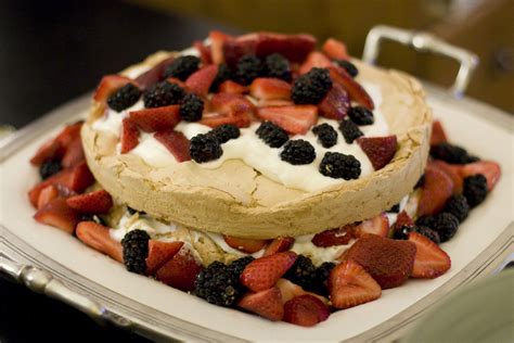 File:Pavlova cake 2.jpg