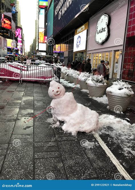 Snowman on the Street in New York City Editorial Photo - Image of weather, children: 299123921