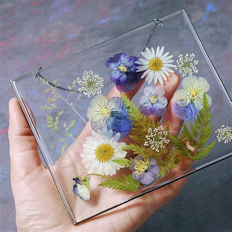 How To Press Flowers And Keep The Color | Pressed flowers diy, Diy resin art, Pressed flower frame