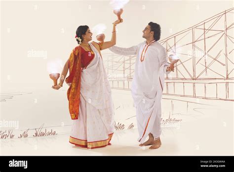 Bengali couple performing dhunuchi dance on the occasion of Durga Puja Stock Photo - Alamy