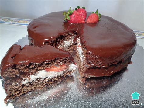 Pastel de chocolate con fresas y crema batida