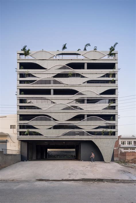 FARK.com: (11646289) Photoshop this wavy apartment facade