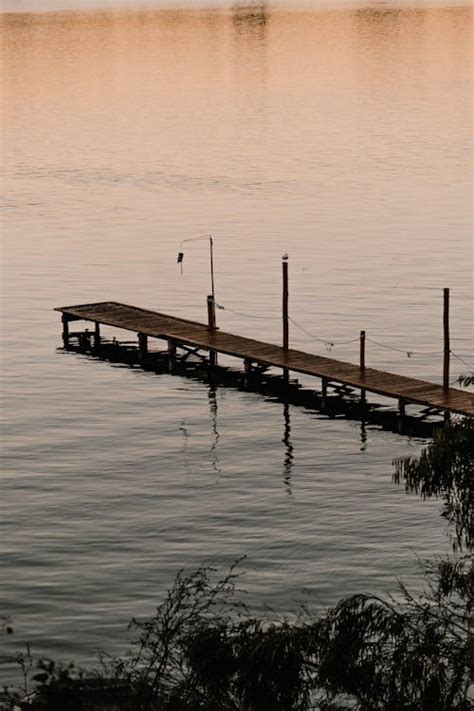 Calm Lake at Sunset · Free Stock Photo