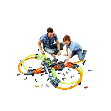 Hot Wheels Colossal Crash Track Set, Figure 8 Track Set, Competitive Play, Aerial Stunts, Toys ...