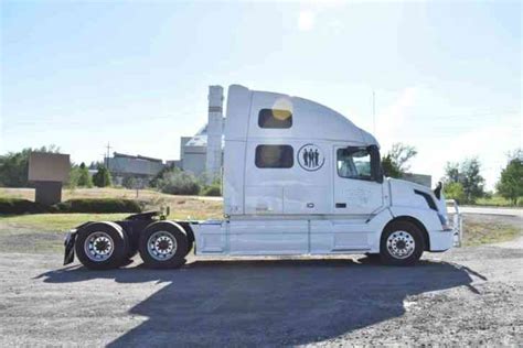 Volvo VNL 780 (2016) : Sleeper Semi Trucks