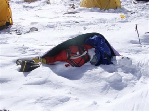 How Many Dead Bodies Are On Mount Everest? - Climber News