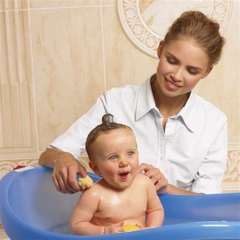 How to Bathe A Newborn Baby At Home - Newborn Bathing Hacks