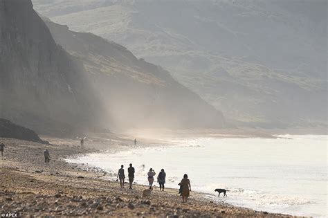 UK weather: Health alert issued as heatwave set bring record temperatures | Daily Mail Online