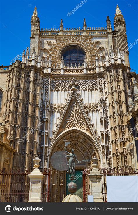 Seville cathedral Saint Christopher door Sevilla — Stock Photo © lunamarina #130996772