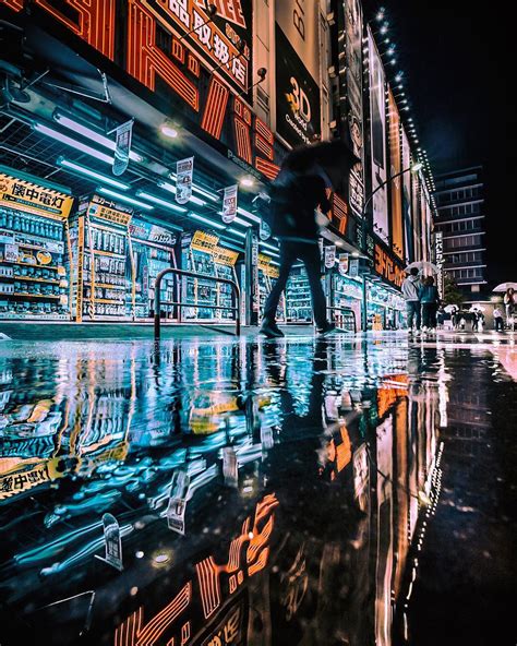 Vibrant Photos Capture the Energy of Tokyo Nightlife