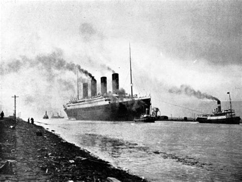 33 Rare Titanic Sinking Photos Taken Just Before And After It Happened