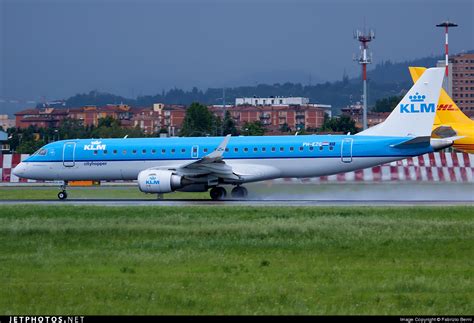 File:Embraer 190-100STD, KLM Cityhopper JP7622963.jpg - Wikimedia Commons