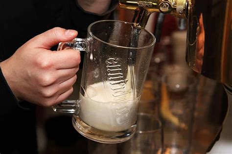 beer, pouring, glass, drink, alcohol, bar, pub, beverage, cold, foam, lager | Pikist