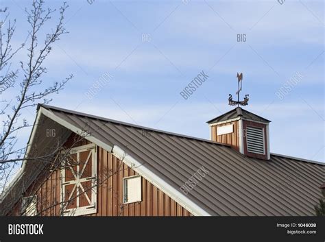 Red Barn Metal Roof Image & Photo (Free Trial) | Bigstock