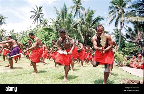 Traditional dance samoa hi-res stock photography and images - Alamy