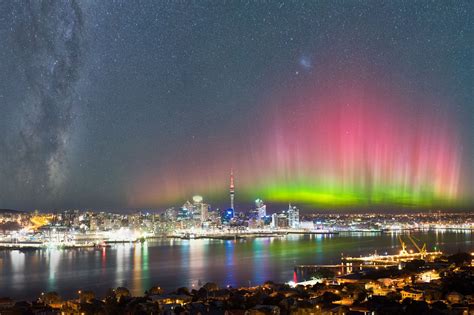 Aurora Australis over Auckland, New Zealand : pics