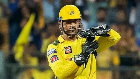 MS Dhoni's blunt verdict on CSK bowler after 'play under new captain' threat | Crickit