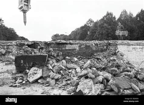 The start of the demolition of the Berlin Wall at the Brandenburg Gate, Berlin Stock Photo - Alamy