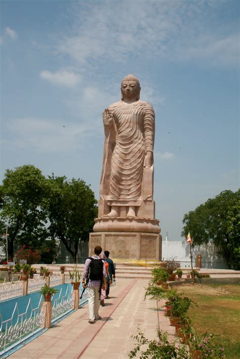 Violet's Indian Adventures: Sarnath: Stupa and Thai Temple