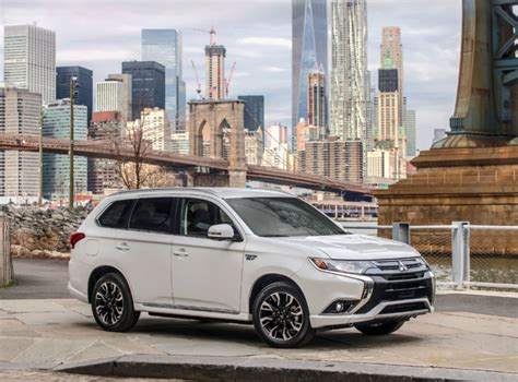 Mitsubishi Outlander PHEV 2016 review - not unexpected sales success