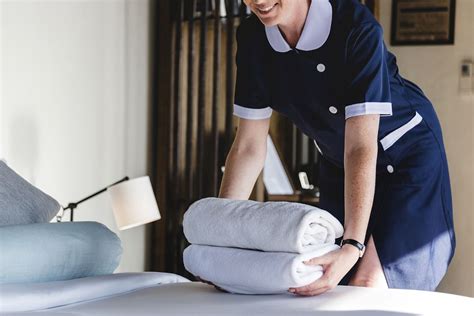 Housekeeper cleaning a hotel room | Premium Photo - rawpixel