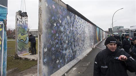 Hundreds of protesters halt demolition of Berlin Wall, scuffle with police (PHOTOS) — RT World News